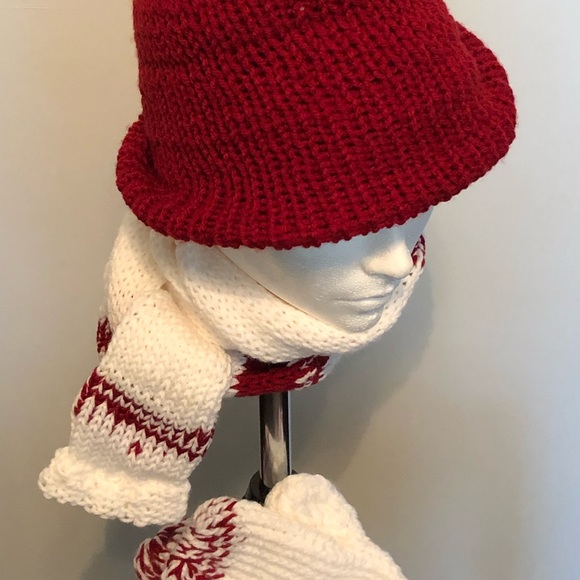 Handmade knitted hat/scarf / glove set. NWOT. - Picture 7 of 8